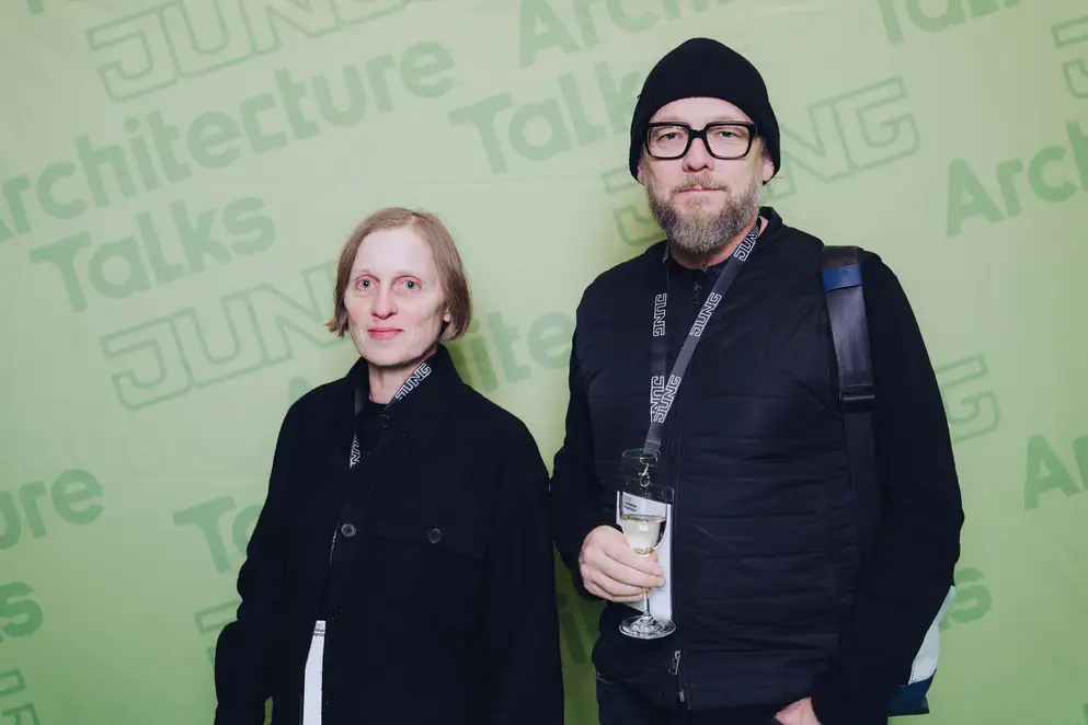 Architekturgespräche in Stuttgart 2025, Besucherin und Besucher vor grünem Hintergrund