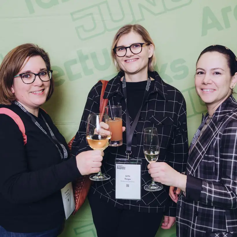 Architekturgespräche in Stuttgart 2025, Besucherinnen vor grünem Hintergrund