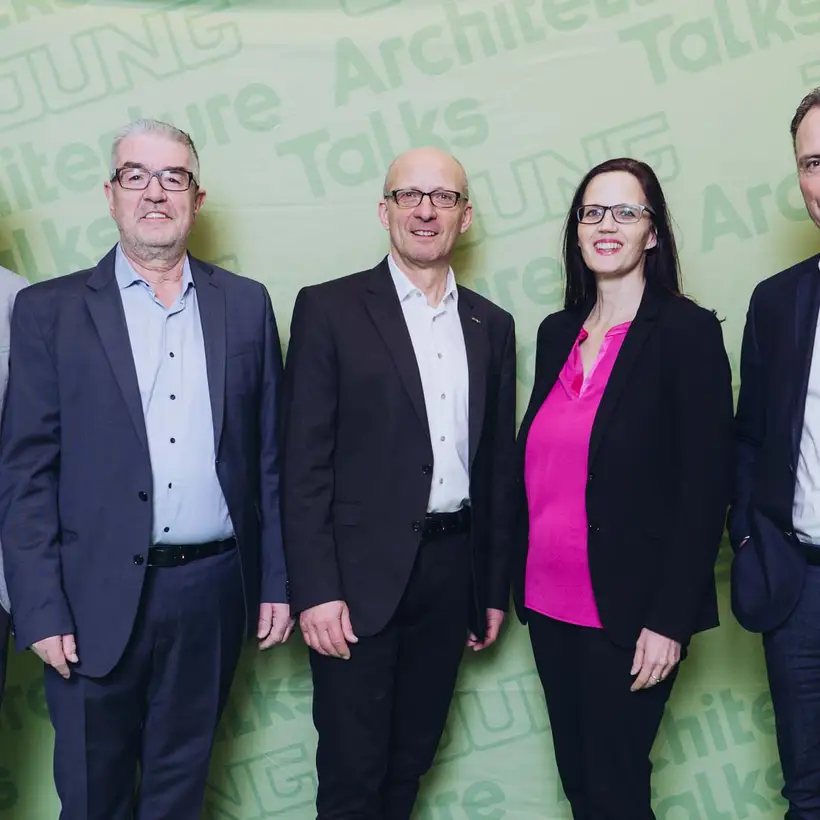Architekturgespräche in Stuttgart 2025, Besucherin und Besucher vor grünem Hintergrund