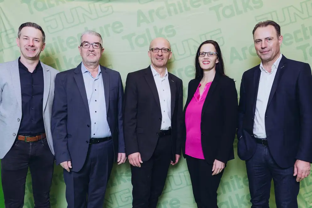 Architekturgespräche in Stuttgart 2025, Besucherin und Besucher vor grünem Hintergrund