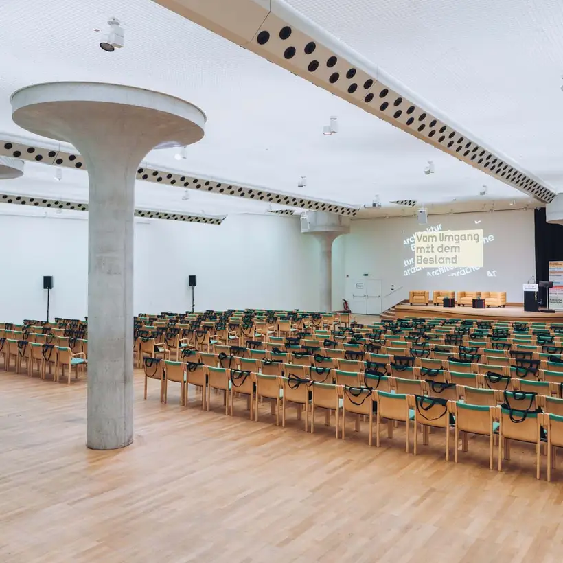 Architekturgespräche in Stuttgart 2025, Saal-Ansicht mit Blick auf Bestuhlung und Bühne