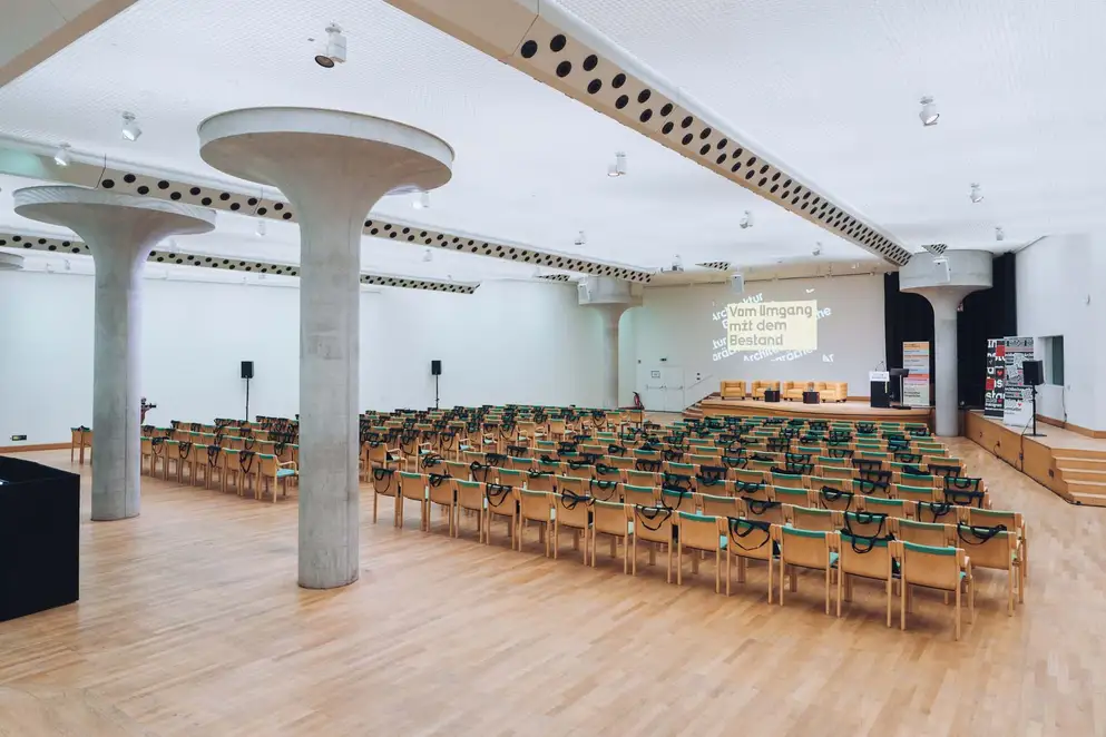 Architekturgespräche in Stuttgart 2025, Saal-Ansicht mit Blick auf Bestuhlung und Bühne