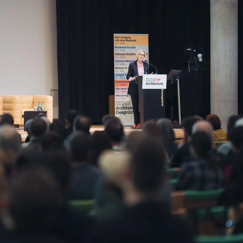 Architekturgespräche in Stuttgart 2025, Moderatorin auf Bühne vor Publikum