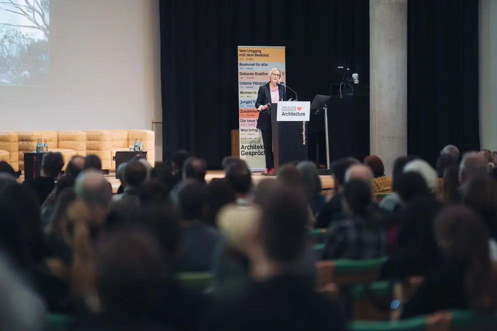 Architekturgespräche in Stuttgart 2025, Moderatorin auf Bühne vor Publikum