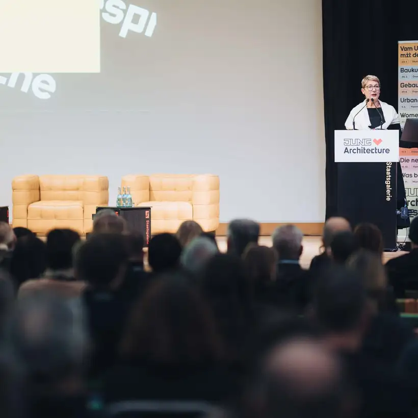 Architekturgespräche in Stuttgart 2025, Referentin auf Bühne vor Publikum