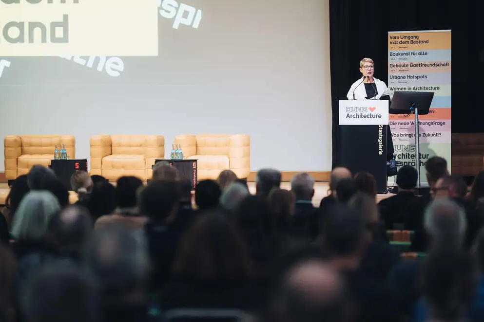 Architekturgespräche in Stuttgart 2025, Referentin auf Bühne vor Publikum