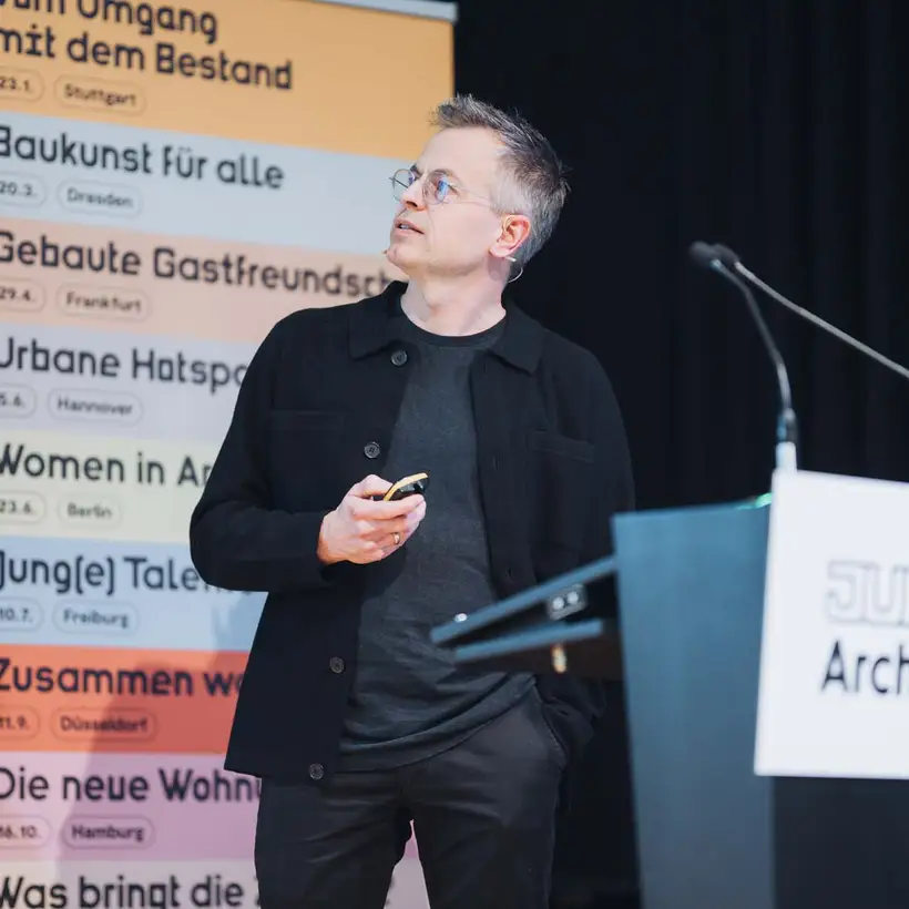 Architekturgespräche in Stuttgart 2025, Referent auf Bühne