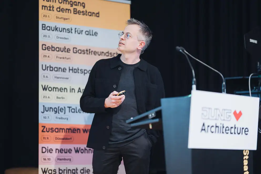 Architekturgespräche in Stuttgart 2025, Referent auf Bühne