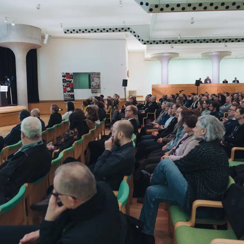 Architekturgespräche in Stuttgart 2025, Saal-Ansicht mit Blick auf Bühne und Publikum