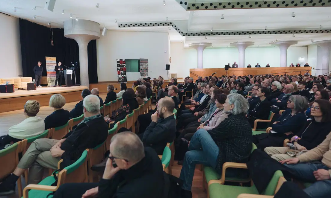 Architekturgespräche in Stuttgart 2025, Saal-Ansicht mit Blick auf Bühne und Publikum