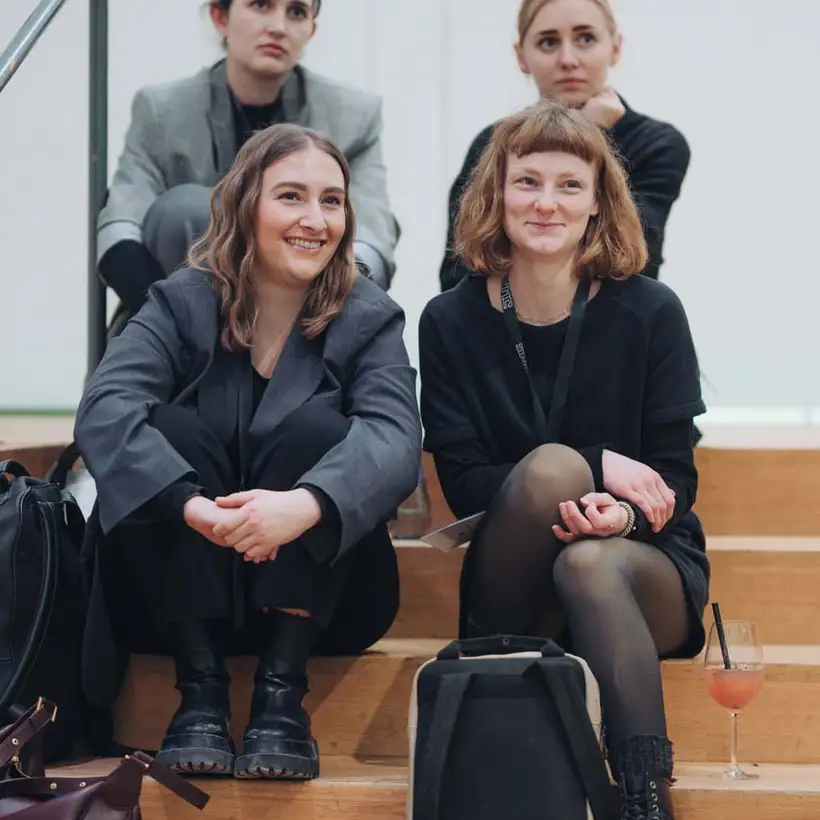 Architekturgespräche in Stuttgart 2025, Auf einer Treppe sitzende Besucherinnen