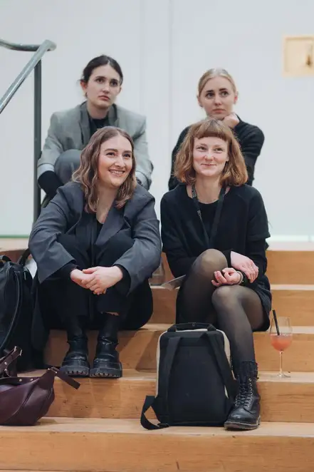 Architekturgespräche in Stuttgart 2025, Auf einer Treppe sitzende Besucherinnen