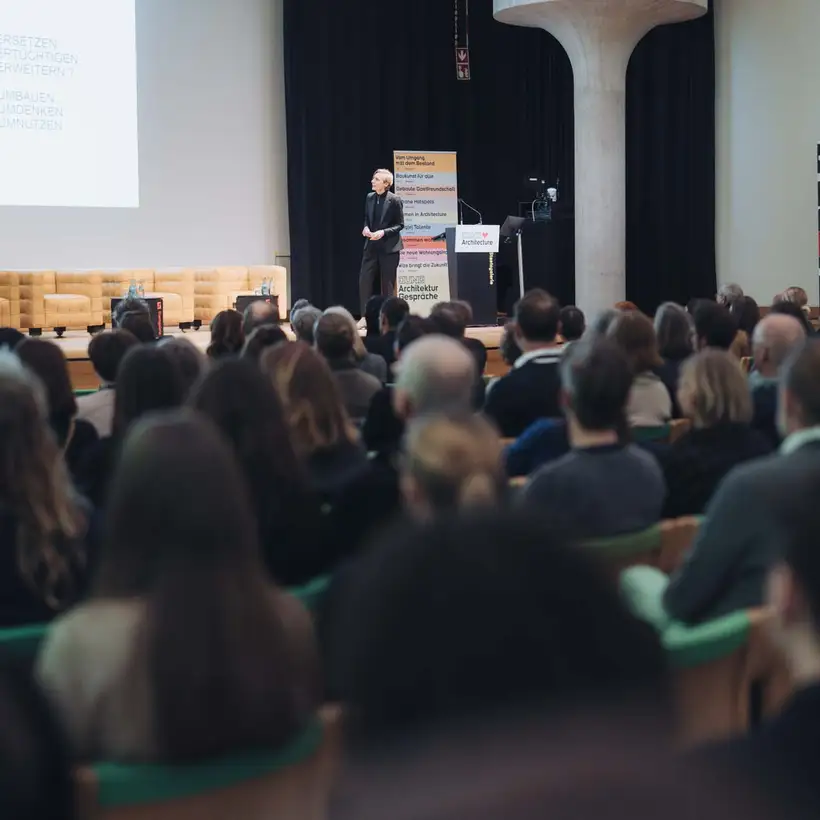 Architekturgespräche in Stuttgart 2025, Referentin auf Bühne vor Publikum
