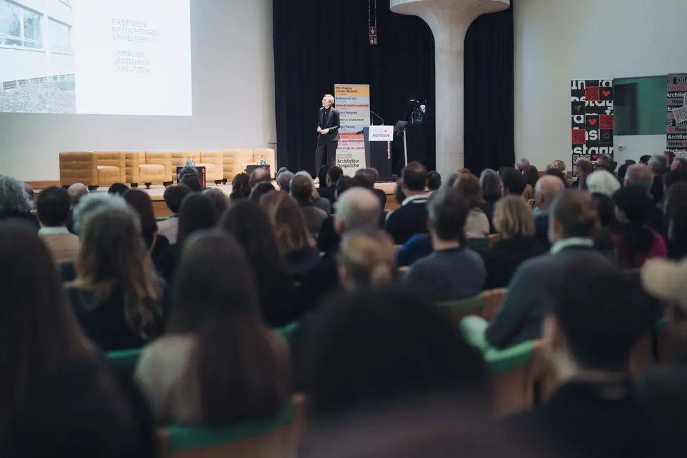 Architekturgespräche in Stuttgart 2025, Referentin auf Bühne vor Publikum