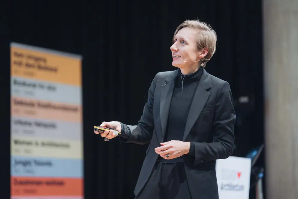 Architekturgespräche in Stuttgart 2025, Referentin auf Bühne