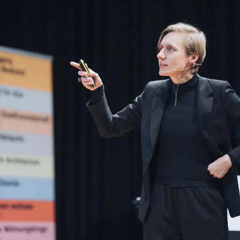 Architekturgespräche in Stuttgart 2025, Referentin auf Bühne