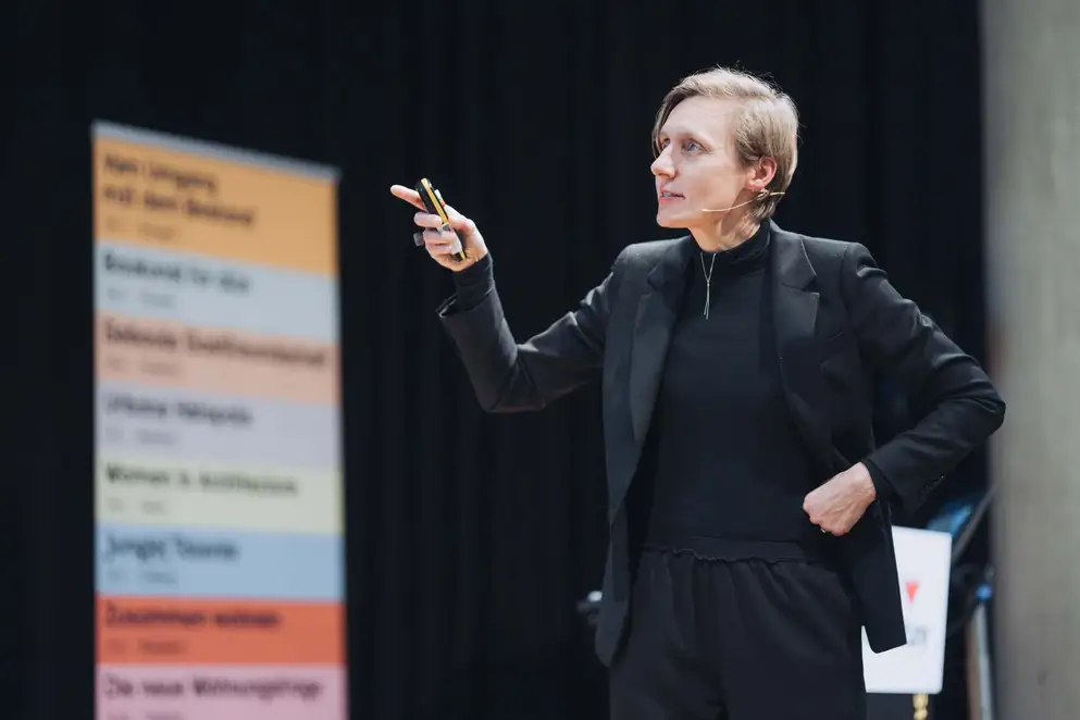 Architekturgespräche in Stuttgart 2025, Referentin auf Bühne