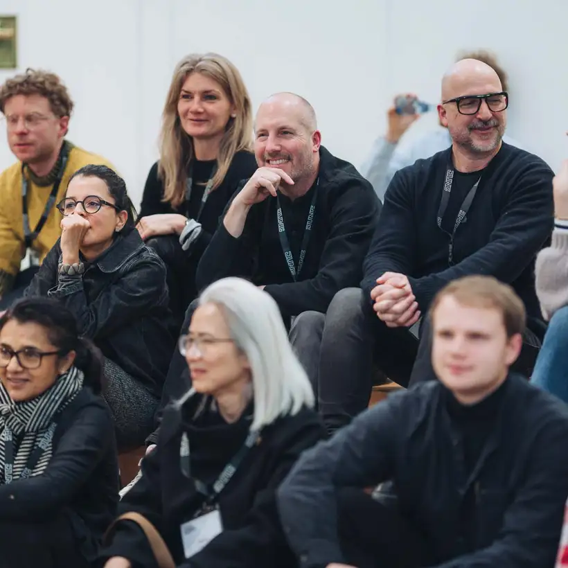 Architekturgespräche in Stuttgart 2025, Besucherinnen und Besucher auf Holzpodest