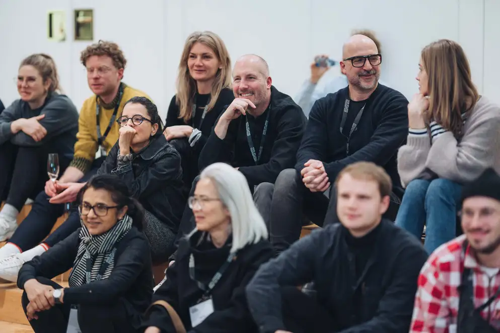 Architekturgespräche in Stuttgart 2025, Besucherinnen und Besucher auf Holzpodest