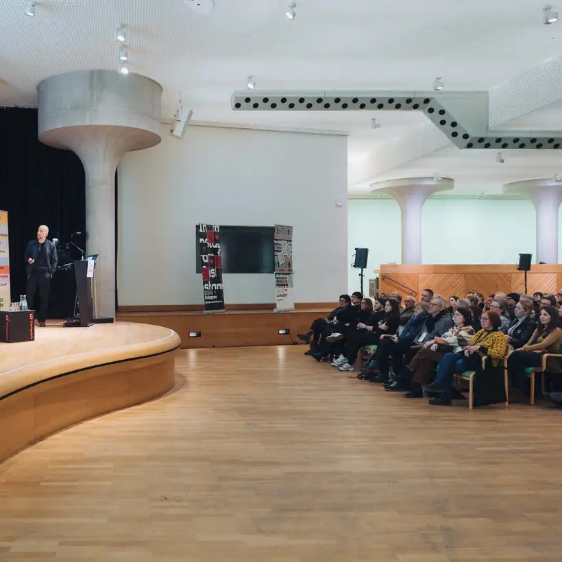Architekturgespräche in Stuttgart 2025, Saal-Ansicht mit Blick auf Bühne und Publikum