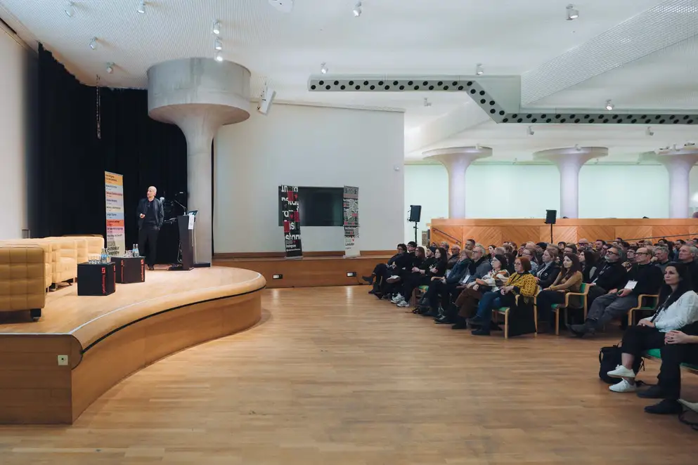 Architekturgespräche in Stuttgart 2025, Saal-Ansicht mit Blick auf Bühne und Publikum