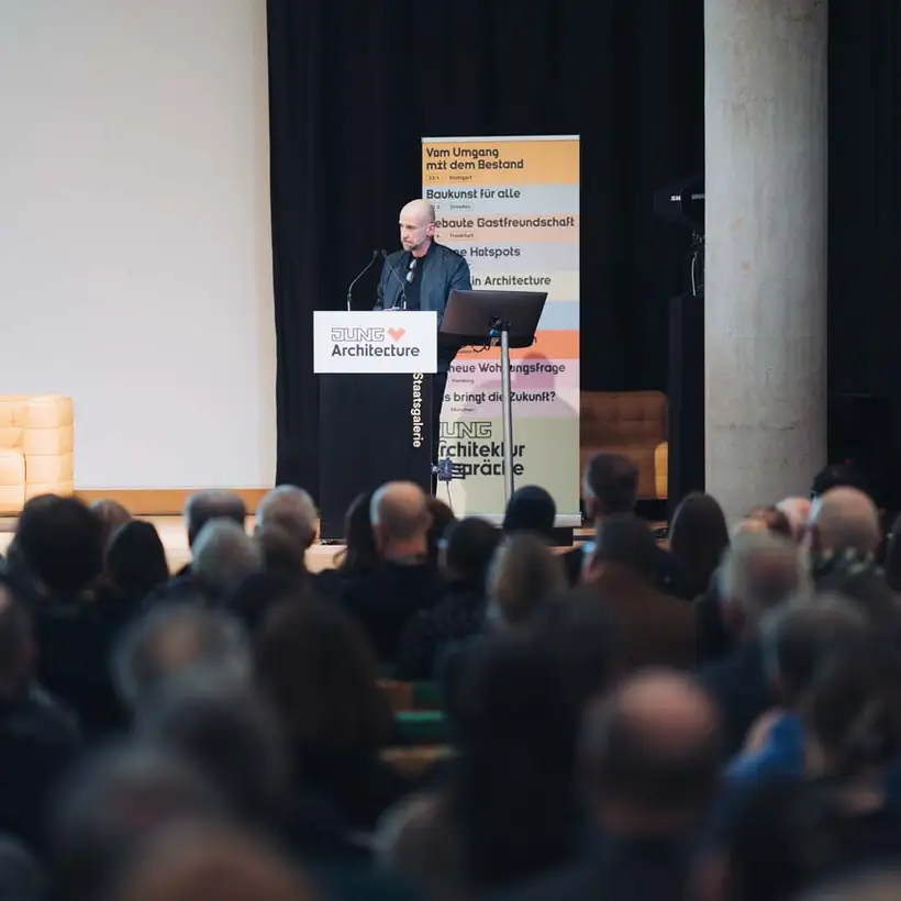 Architekturgespräche in Stuttgart 2025, Referent auf Bühne vor Publikum