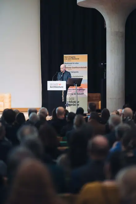 Architekturgespräche in Stuttgart 2025, Referent auf Bühne vor Publikum