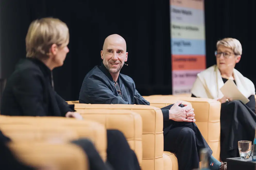 Architekturgespräche in Stuttgart 2025, Podiumsdiskussion auf Bühne
