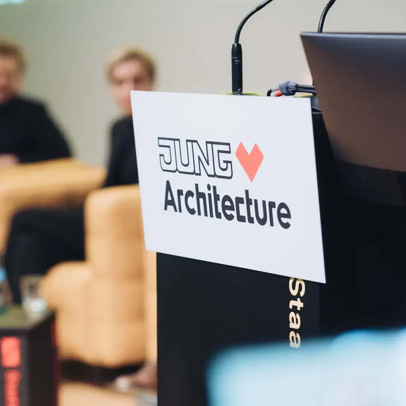 Architekturgespräche in Stuttgart 2025, Pult mit JLA-Logo