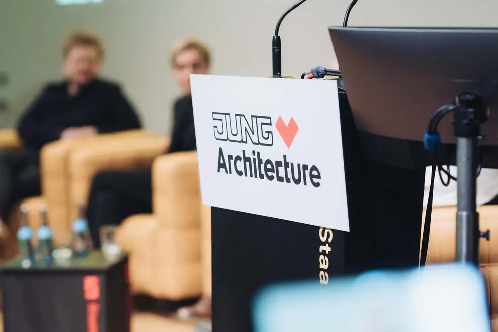 Architekturgespräche in Stuttgart 2025, Pult mit JLA-Logo
