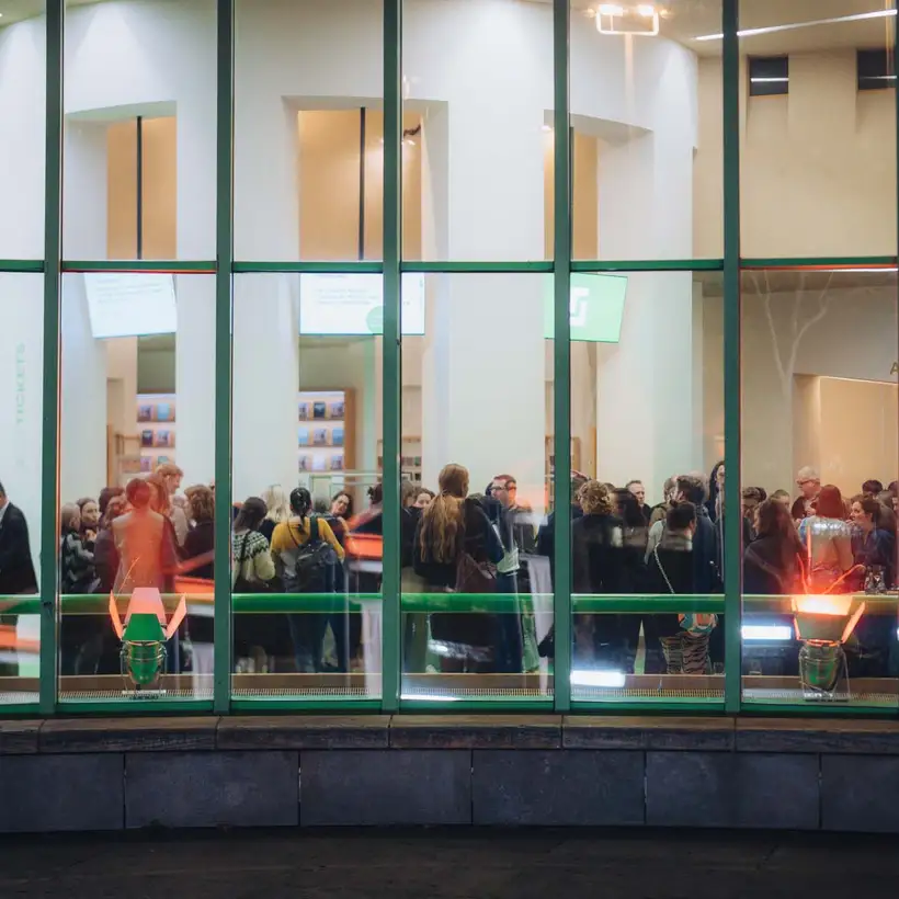 Architekturgespräche in Stuttgart 2025, Außenansicht der Location mit Blick durch Fenster auf die Besucherinnen und Besucher