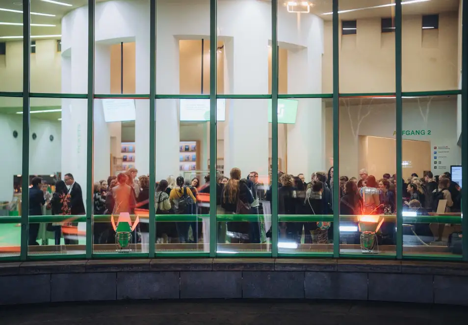 Architekturgespräche in Stuttgart 2025, Außenansicht der Location mit Blick durch Fenster auf die Besucherinnen und Besucher