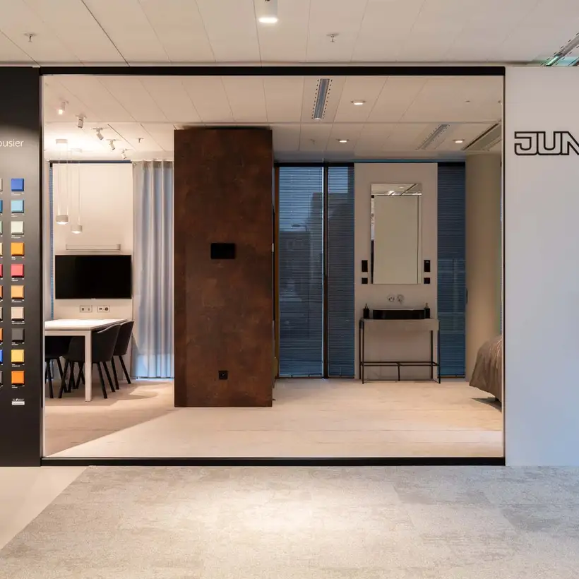 JUNG Brandsection in Amsterdam, Blick auf ein LC-Präsentationsdisplay und verschiedene Wandmontagen