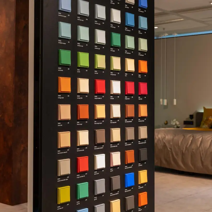 JUNG Brandsection in Amsterdam, Blick auf ein LC-Präsentationsdisplay und ein Schlafzimmer-Ambiente