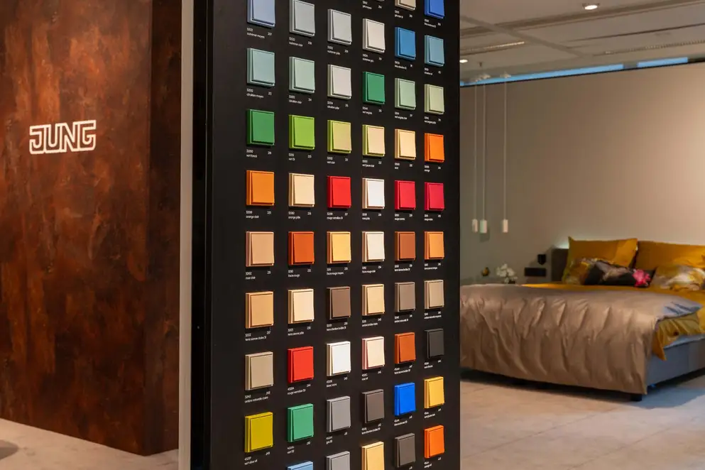 JUNG Brandsection in Amsterdam, Blick auf ein LC-Präsentationsdisplay und ein Schlafzimmer-Ambiente