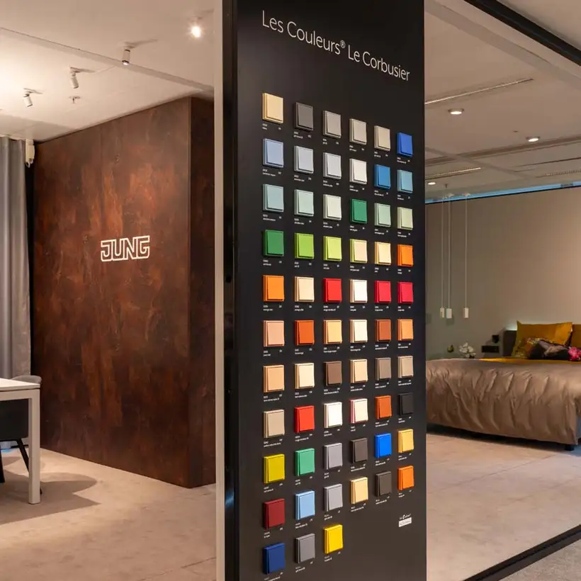 JUNG Brandsection in Amsterdam, Blick auf ein LC-Präsentationsdisplay und ein Schlafzimmer-Ambiente