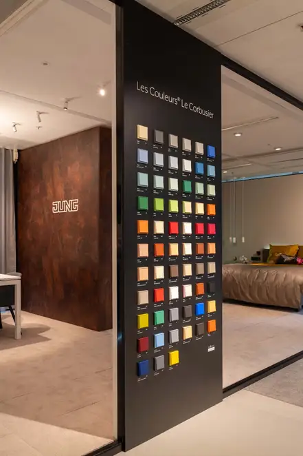JUNG Brandsection in Amsterdam, Blick auf ein LC-Präsentationsdisplay und ein Schlafzimmer-Ambiente