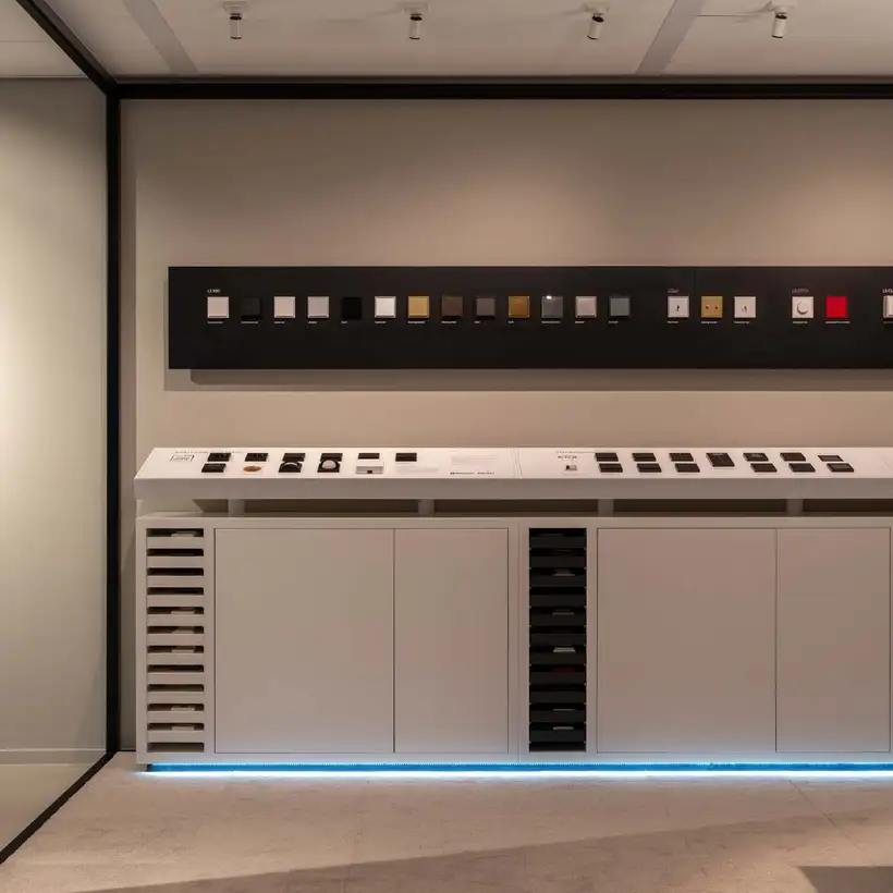 JUNG Brandsection in Amsterdam, Kommoden mit Präsentationsdisplays