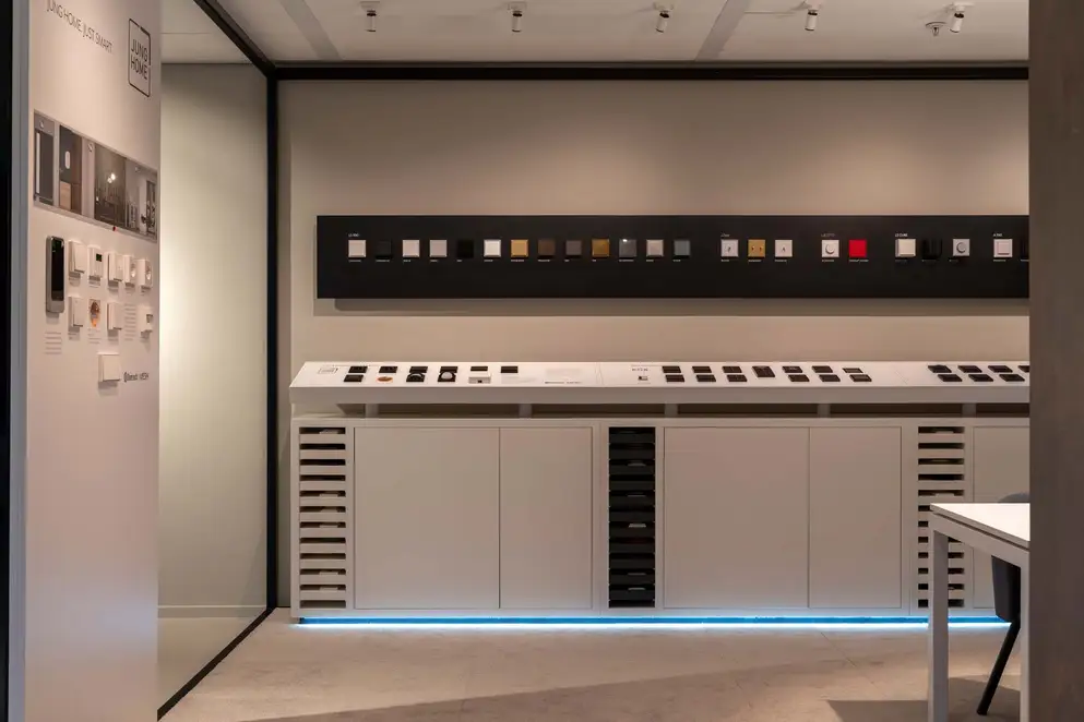 JUNG Brandsection in Amsterdam, Kommoden mit Präsentationsdisplays
