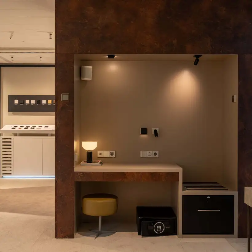 JUNG Brandsection in Amsterdam, Blick auf Präsentationsdisplays und ein Hotelzimmer-Ambiente