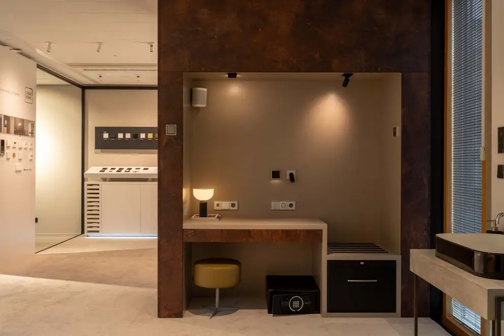 JUNG Brandsection in Amsterdam, Blick auf Präsentationsdisplays und ein Hotelzimmer-Ambiente