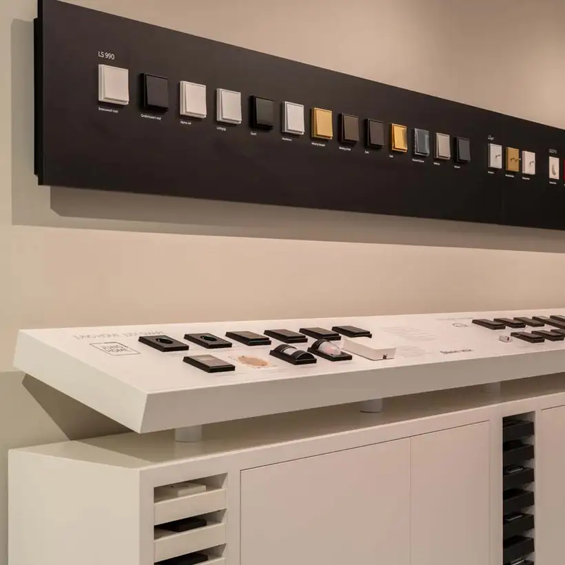 JUNG Brandsection in Amsterdam, LS 990 - Präsentationsdisplay