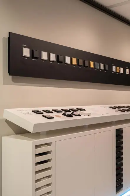 JUNG Brandsection in Amsterdam, LS 990 - Präsentationsdisplay