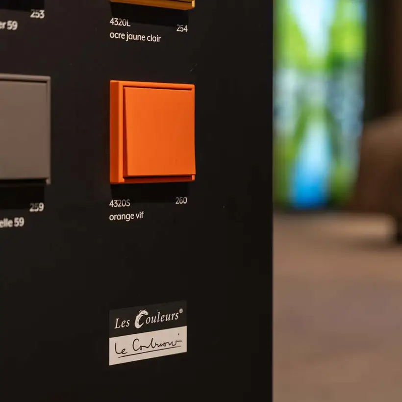JUNG Brandsection in Amsterdam, LC-Präsentationsdisplay in Nahaufnahme