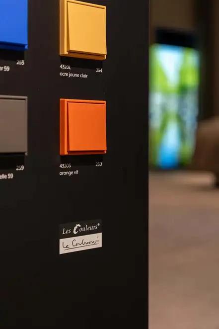 JUNG Brandsection in Amsterdam, LC-Präsentationsdisplay in Nahaufnahme