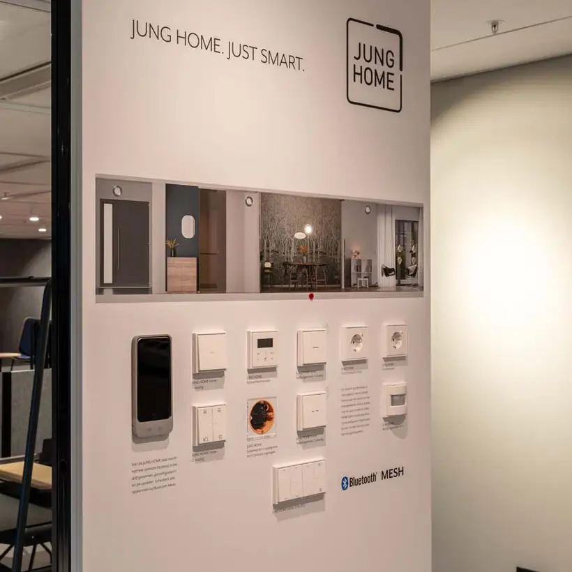JUNG Brandsection in Amsterdam, Präsentationsdisplay mit JUNG HOME Produkten