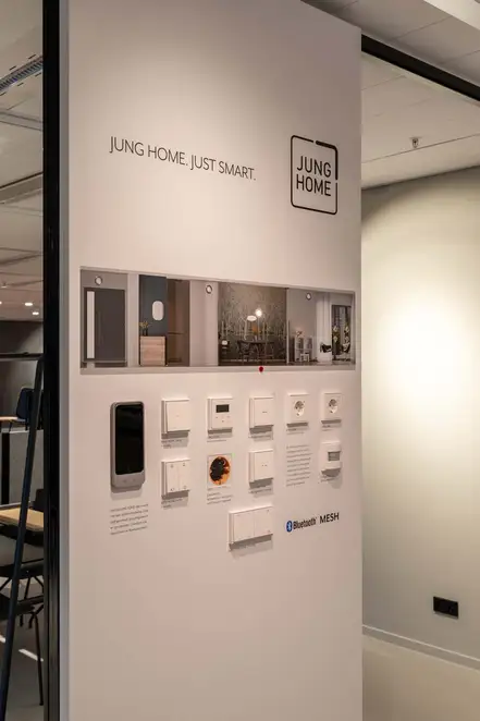 JUNG Brandsection in Amsterdam, Präsentationsdisplay mit JUNG HOME Produkten