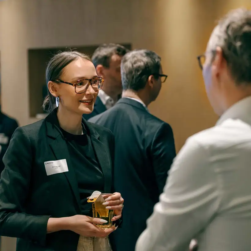 SphereRaum - Rotonda Business Club Köln, Teilnehmende in Konversation