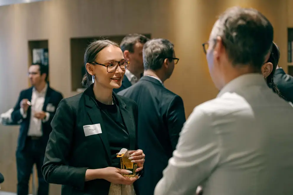 SphereRaum - Rotonda Business Club Köln, Teilnehmende in Konversation