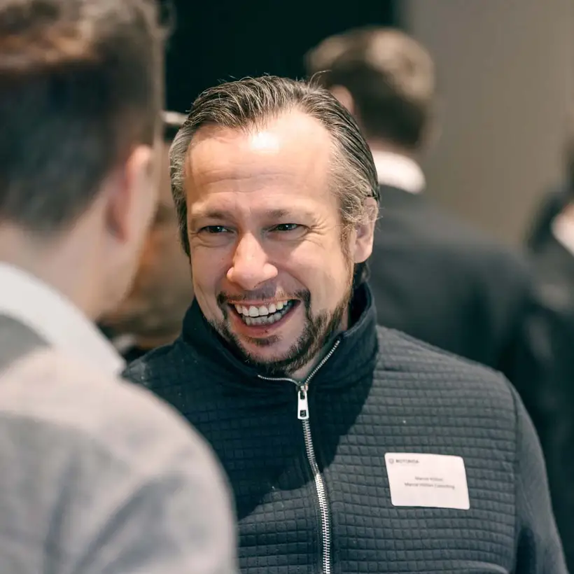 SphereRaum - Rotonda Business Club Köln, Teilnehmende in Konversation